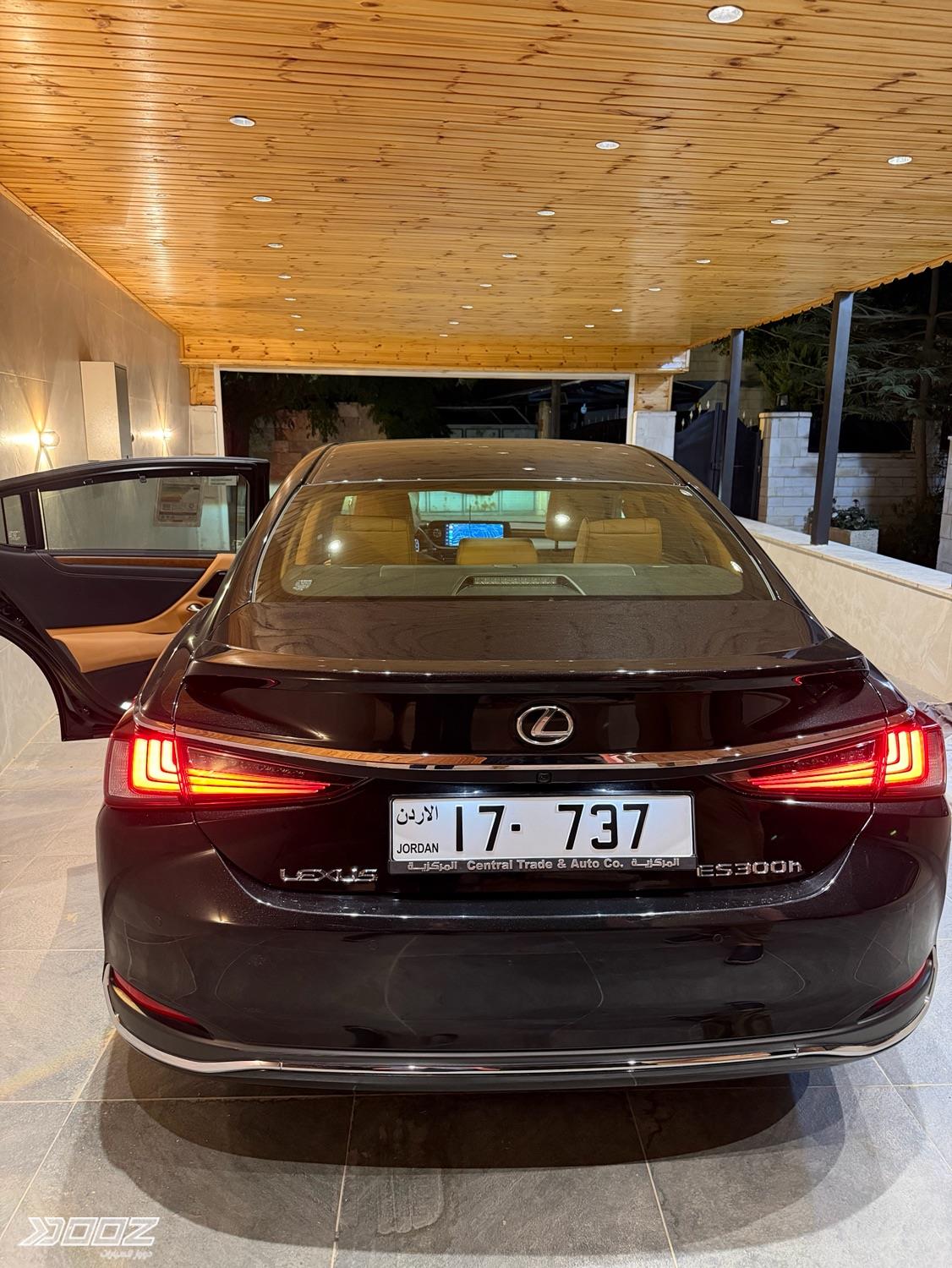 لكزس ES300H 2025 للبيع في عمان